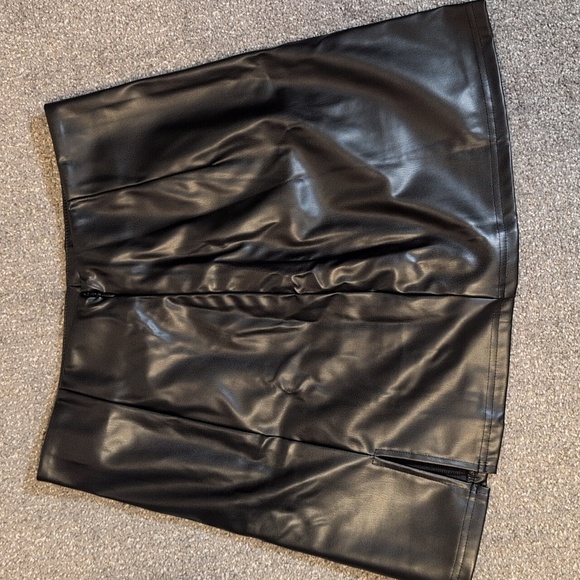 Cupshe Black Faux Leather Mini NWT - Picture 3 of 7